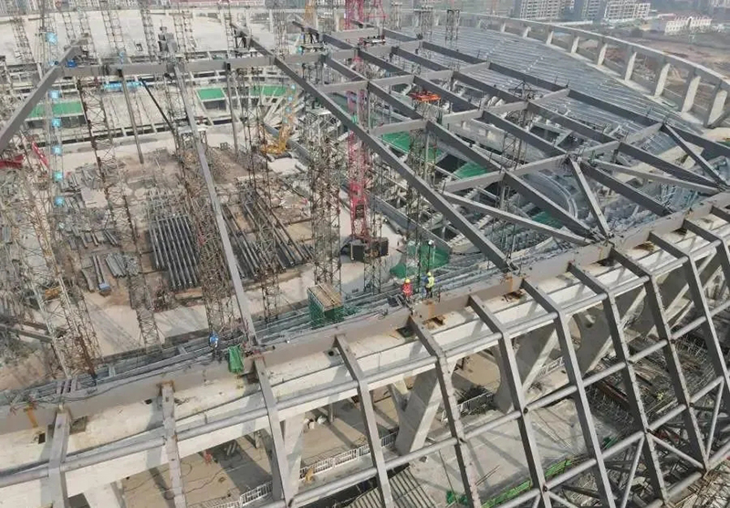 2023亞洲杯青春足球場外立面鋼結構完成六成，“躍動海浪”初步展現(xiàn)