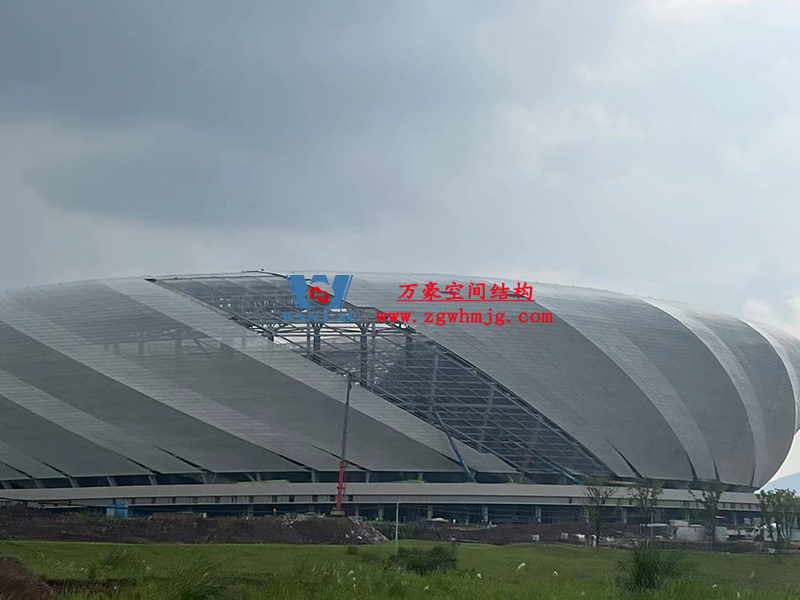 兩江新區(qū)加快建設(shè)龍興足球場（標(biāo)準(zhǔn)不降、工期不延、確保年底建成）