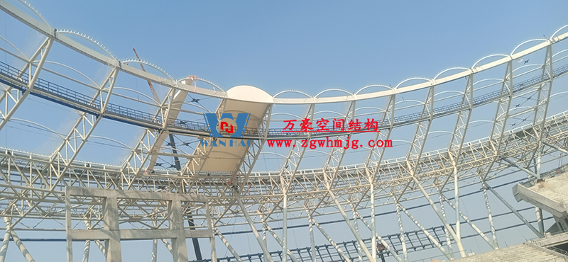 襄陽(yáng)奧體中心膜結(jié)構(gòu)工程鋼結(jié)構(gòu)接近尾聲，膜結(jié)構(gòu)開(kāi)始安裝