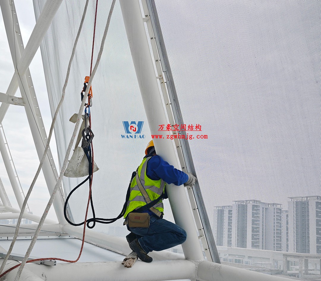 聚焦工程高質量建設，這個網格織物幕墻正在施工安裝中