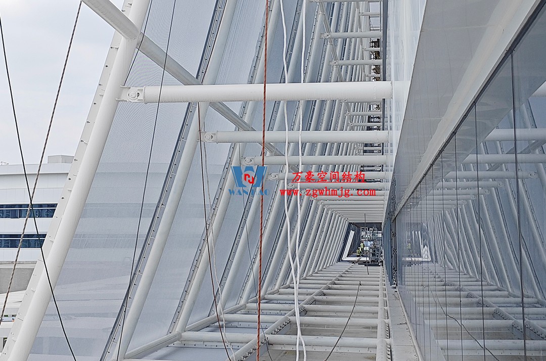聚焦工程高質量建設，這個網格織物幕墻正在施工安裝中