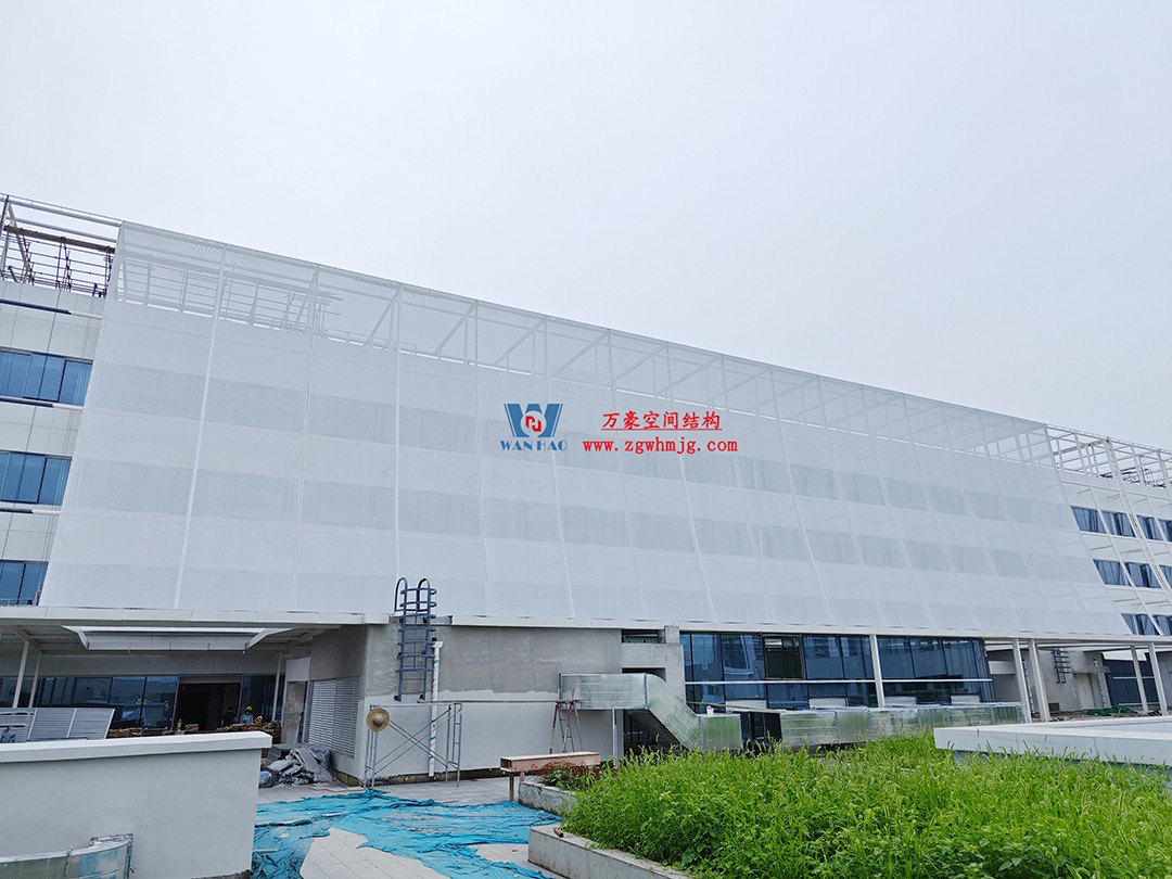 聚焦工程高質量建設，這個網格織物幕墻正在施工安裝中
