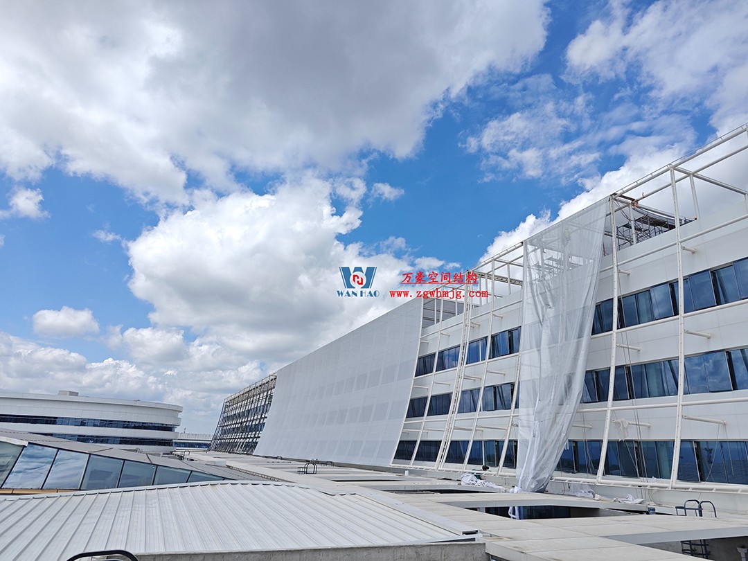 聚焦工程高質量建設，這個網格織物幕墻正在施工安裝中