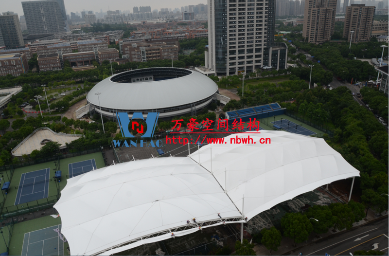 膜結(jié)構(gòu)遮陽雨棚有哪些特點(diǎn)？如何選擇合適的膜結(jié)構(gòu)遮陽棚公司？