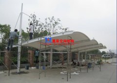 膜結(jié)構(gòu)車棚布怎么施工安裝？膜結(jié)構(gòu)車棚布安裝注意事項(xiàng)
