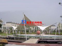 膜結(jié)構(gòu)遮陽棚有哪些特點？哪些場所可以使用膜結(jié)構(gòu)遮陽蓬？