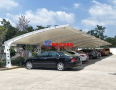 為何膜結(jié)構(gòu)車棚越來越受歡迎？小轎車車棚為什么都選用膜結(jié)構(gòu)車棚？