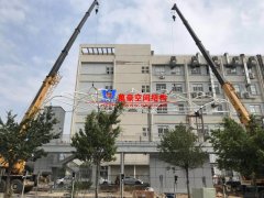 張拉膜結(jié)構(gòu)車棚中鋼結(jié)構(gòu)如何防銹？張拉膜車棚除銹的方法有哪些？