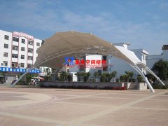 舞臺(tái)膜結(jié)構(gòu)具有哪些特性？張拉膜結(jié)構(gòu)舞臺(tái)有什么優(yōu)勢(shì)特點(diǎn)？