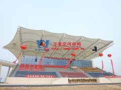 什么是膜結(jié)構(gòu)體育看臺(tái)？膜結(jié)構(gòu)體育看臺(tái)性能特點(diǎn)及應(yīng)用領(lǐng)域是什么？